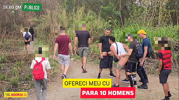 LEVEI 2 AMIGOS HÉTEROS PARA FODER MEU CU EM PÚBLICO, ONDE HOMENS COSTUMAM FAZER CAMINHADA. ENQUANTO CADA UM SE RESERVA PARA COMER MEU CU, UMA PLATEIA DE HOMENS OBSERVA E SE MASTURBAL.