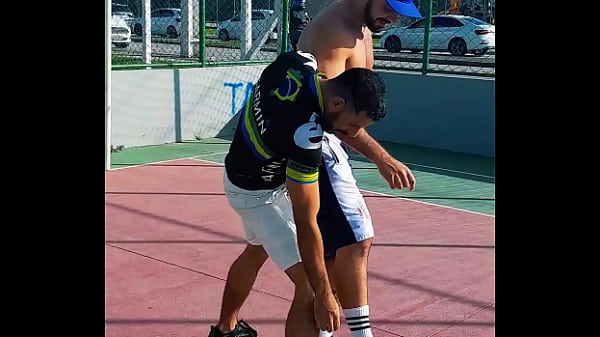DEPOIS DO FUTEBOL O BOMBADO DA ACADEMIA GANHOU MINHA VITAMINA NO CUZINHO NA CASA ABANDONADA . FICOU PRENHA NO MATO