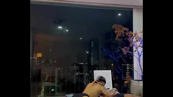 Sexo na sacada do apartamento em uma noite quente
