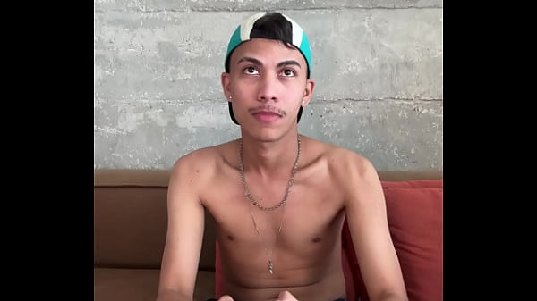 NOVINHO PERDEU A APOSTA NA GAME E TEVE DE ME MAMAR E DEIXAR EU LEITAR O CUZINHO APERTADO DELE.